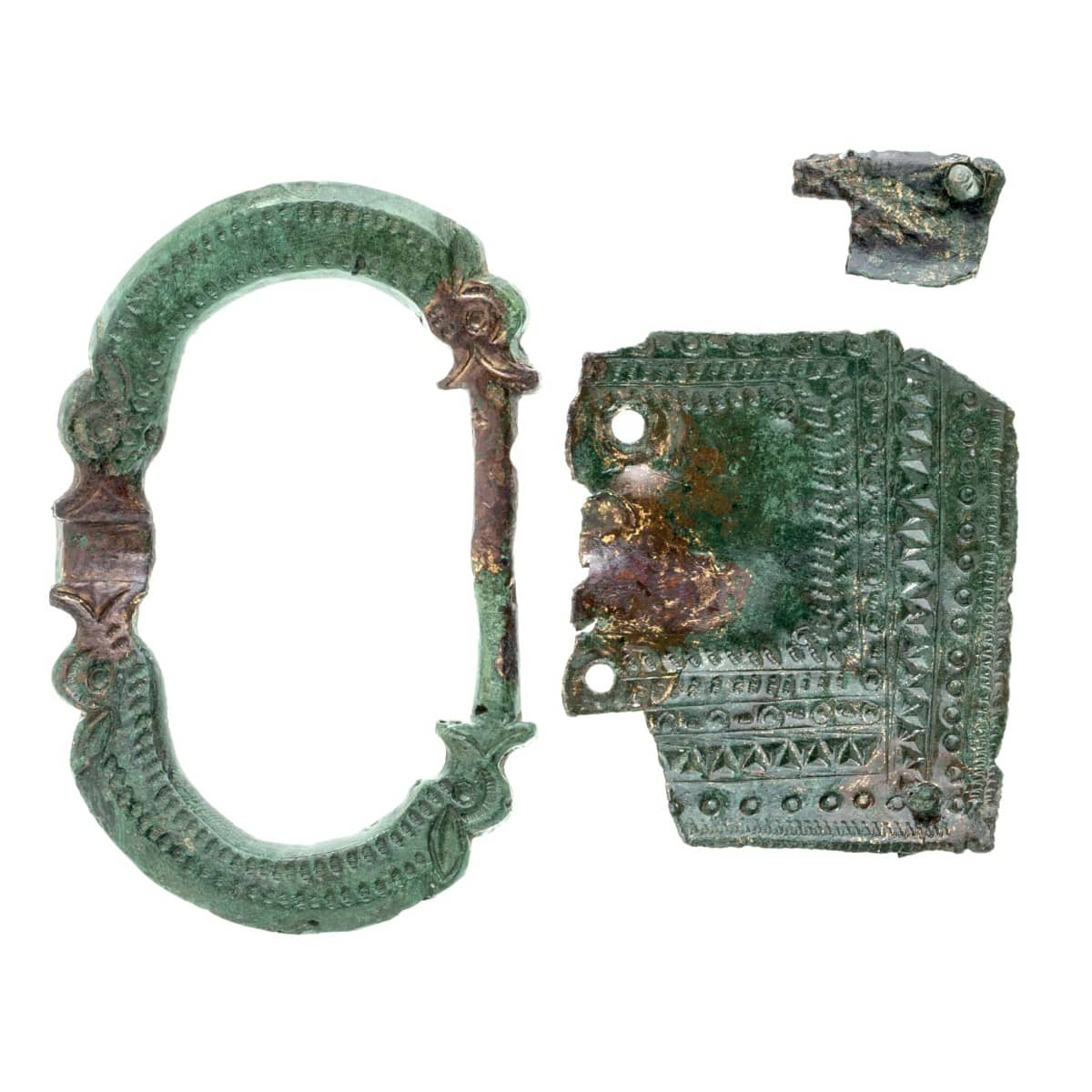 Ein paar wenige Grabbeigaben verweisen auf das römische Militär, wie diese Gürtelschnalle aus Bronze, die etwa um 400 n. Chr. datiert.
