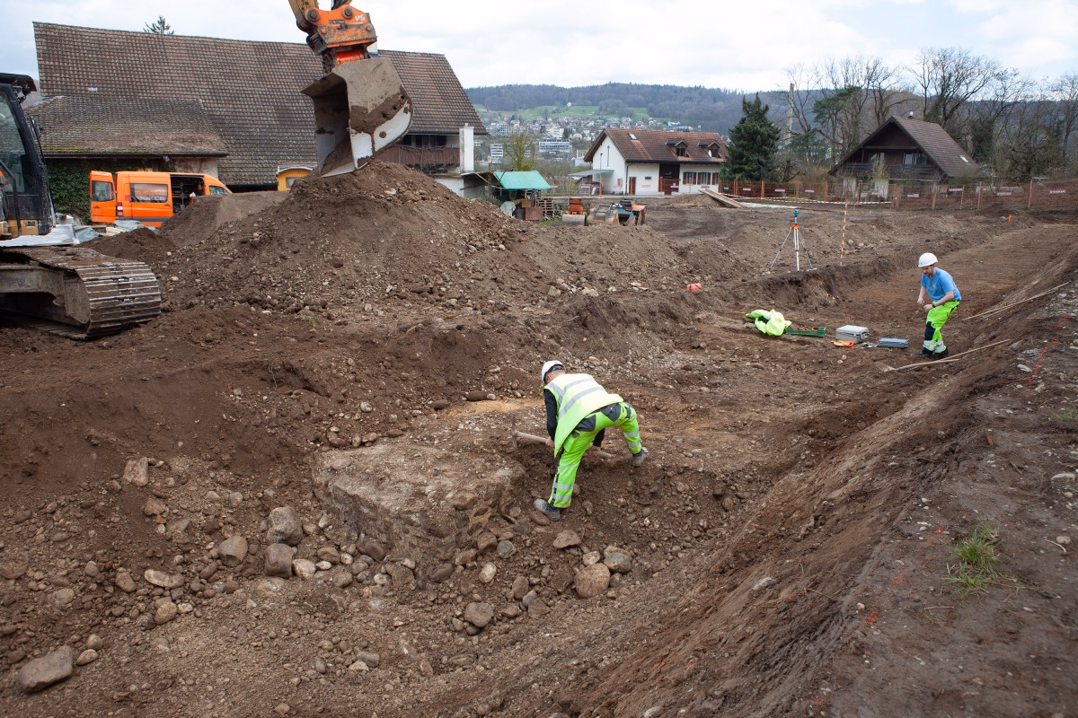 Bereits beim Voraushub kam erneut ein massives Mauerfundament zum Vorschein.