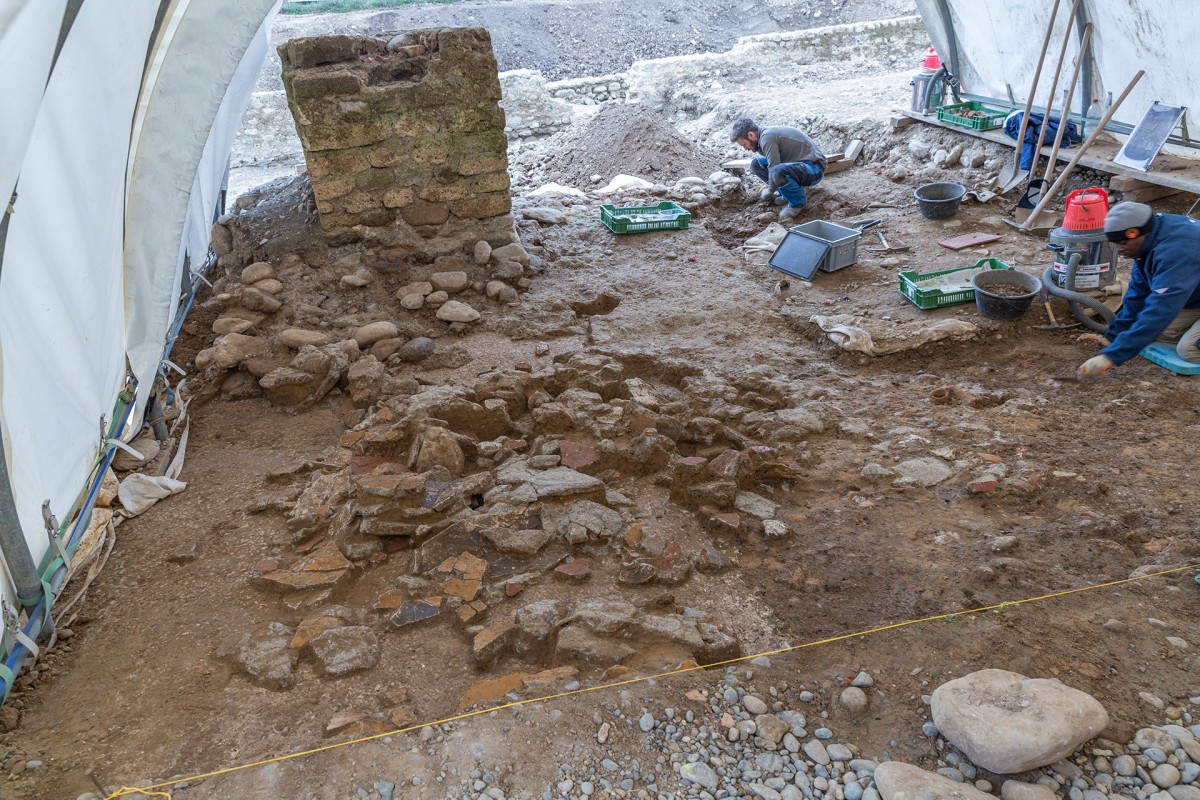 Geborgene Stampflehmwände und Wandmalereien.