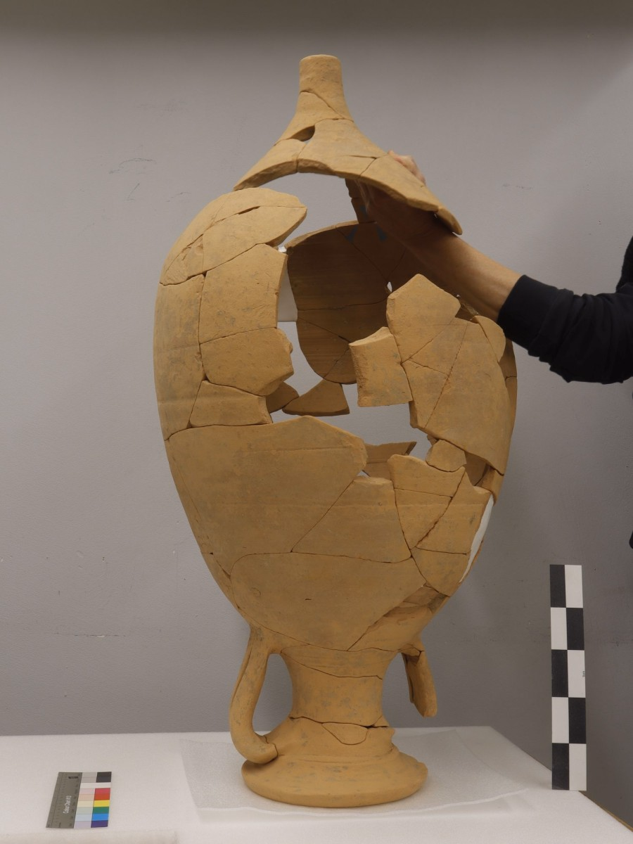 Die fragmentierte Amphore wurde im Restaurierungslabor der Kantonsarchäologie sorgfältig wieder zusammengesetzt. Sie steht auf dem Kopf (Rand), weil sie nur so stabil ist.