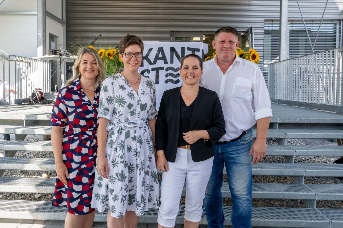 Gruppenbild an Eröffnung Kantonsschule Stein