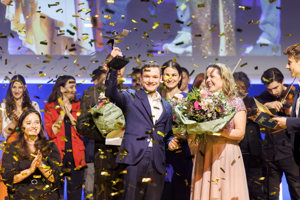 Noe Seifert ist der neue Aargauer Sportler des Jahres – den Pokal hat er von Sportministerin Martina Bircher überreicht bekommen.