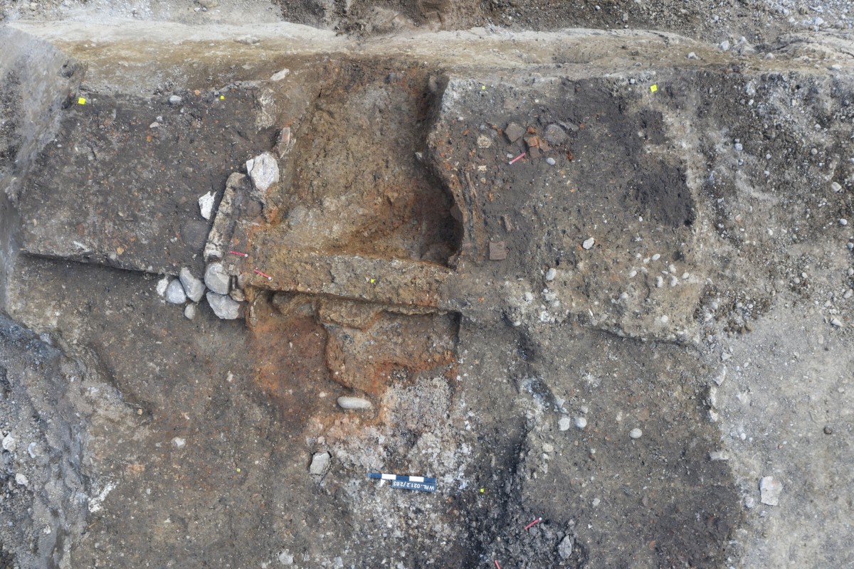 Archäologischer Befund des liegenden Brennofens mit Brennkammer.