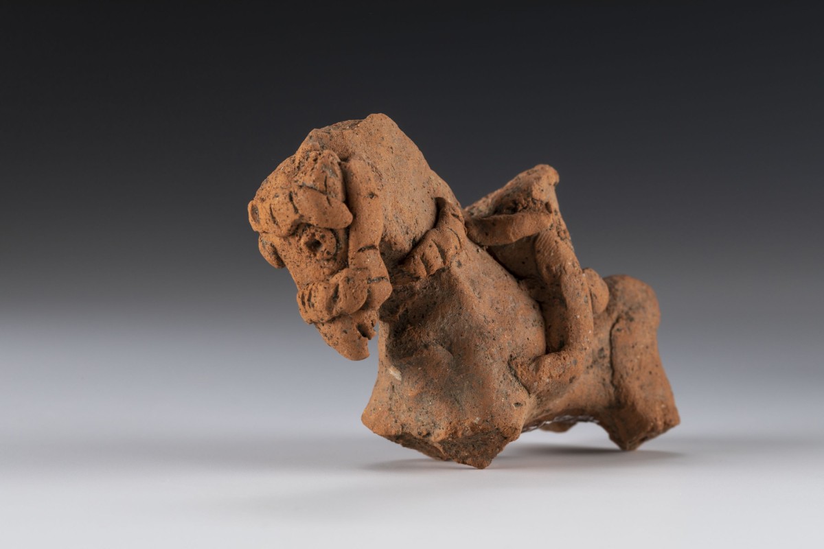 Pferdefigur mit Reiter.