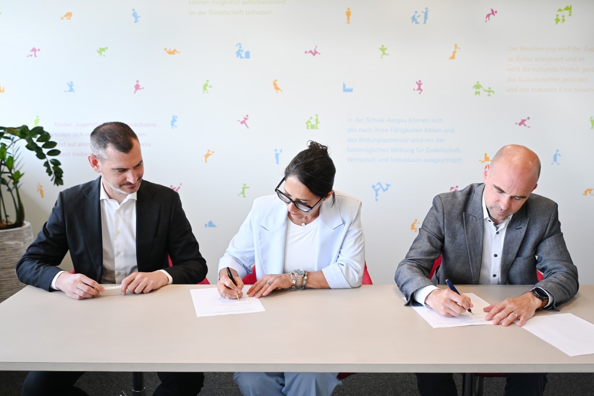 v.l.n.r. Yann Hafner, Direktor des Schweizer Sportgerichts, Raphaëlle Favre Schnyder, Präsidentin des Stiftungsrats der Stiftung Schweizer Sportgericht und Olivier Dinichert, Leiter Abteilung Hochschulen und Sport, BKS bei der Unterzeichnung der Vereinbarung.