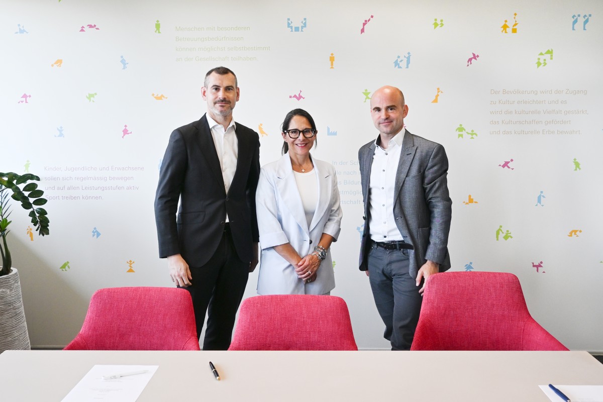 v.l.n.r. Yann Hafner, Direktor des Schweizer Sportgerichts, Raphaëlle Favre Schnyder, Präsidentin des Stiftungsrats der Stiftung Schweizer Sportgericht und Olivier Dinichert, Leiter Abteilung Hochschulen und Sport, BKS nach der Unterzeichnung der Vereinbarung. 