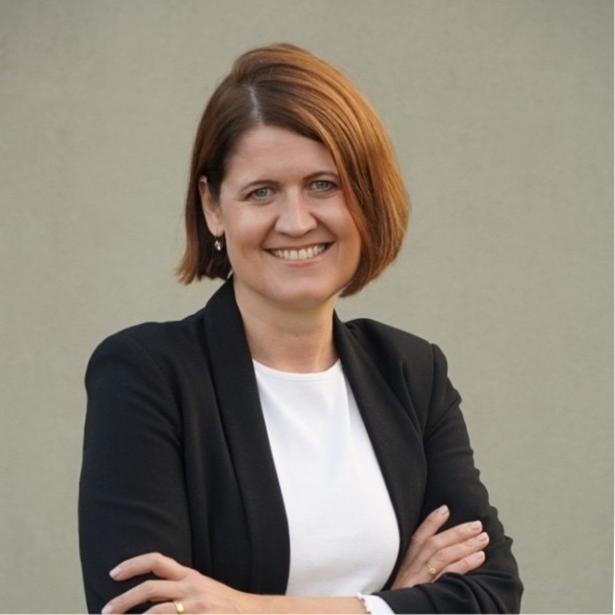 Portrait von Melanie Chaves, mit verschrenkten Armen