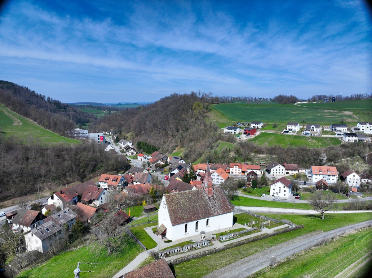 Densbüren liegt als höchstgelegene Gemeinde im Fricktal an der Achse Aarau−Frick.