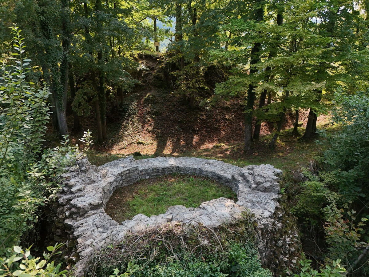 Die Burg Urgiz wurde vermutlich im 13. Jahrhundert erbaut und ist heute als Ruine erhalten.