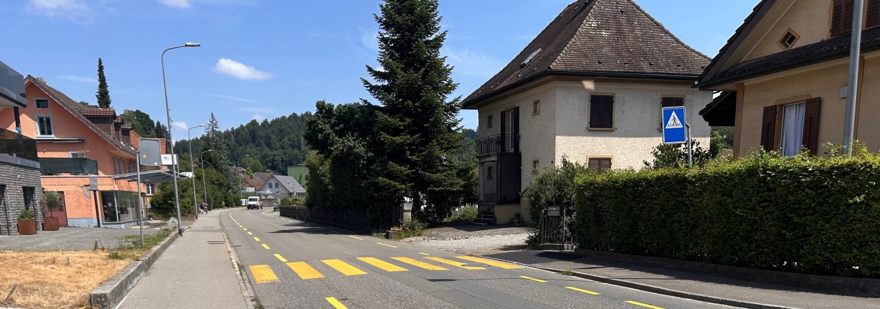 Schöftland: Sicht auf die bestehende Fussgängerquerung auf Höhe Wallenhofring
