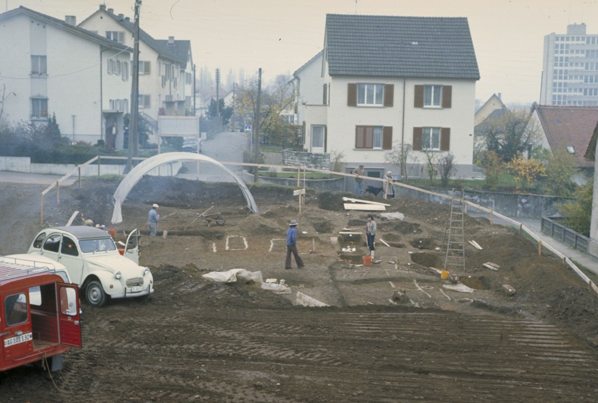 Einzelne Grabgruben sind oberflächlich mit Kalk markiert, andere sind bereits ausgenommen.