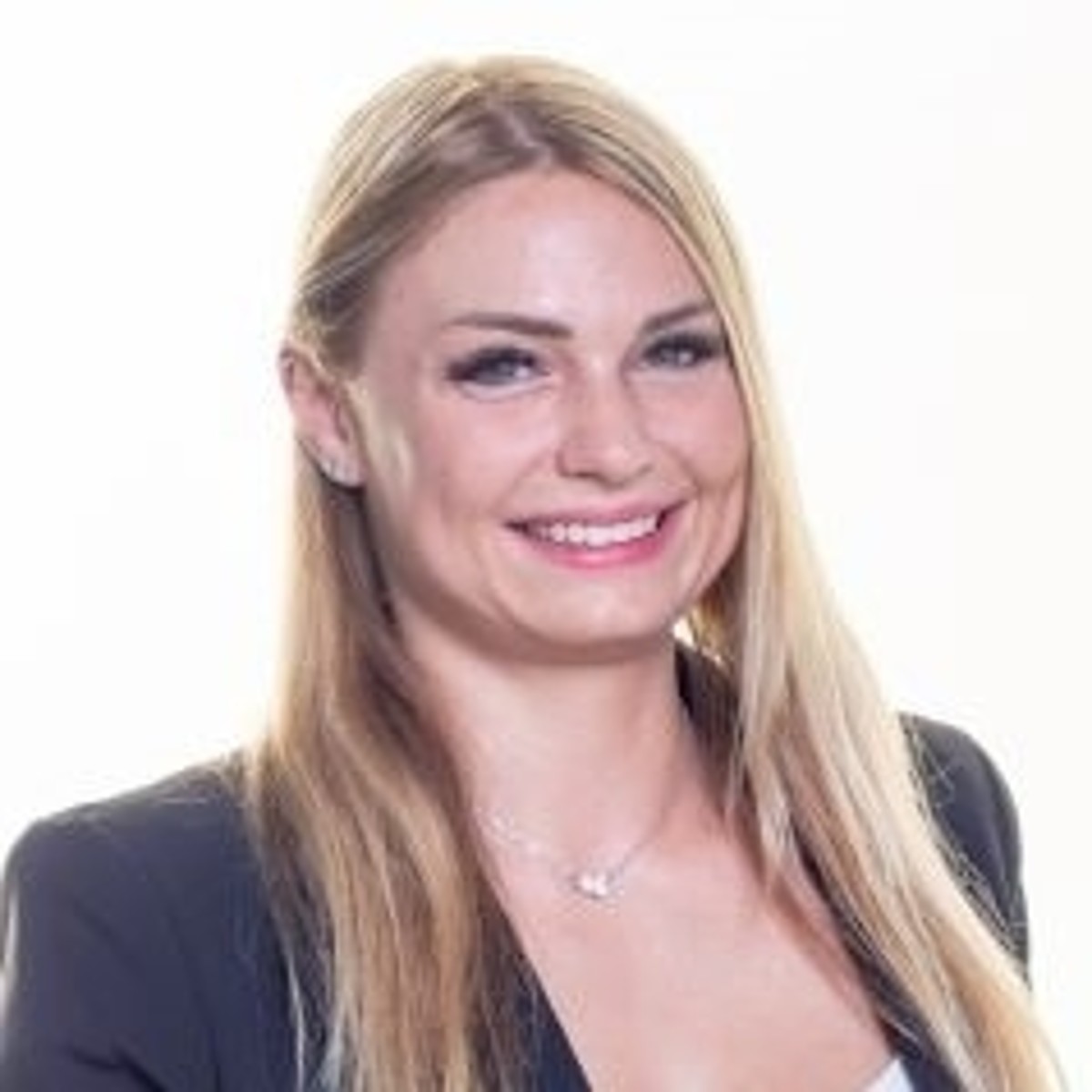 Foto einer Frau auf weissem Hintergrund, lächelt in die Kamera.