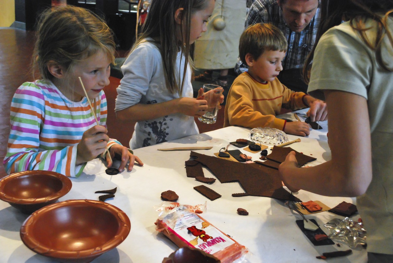 Mit Kämmen, Schnüren und Stempeln kreiieren Kinder eigene Dekorationsformen.