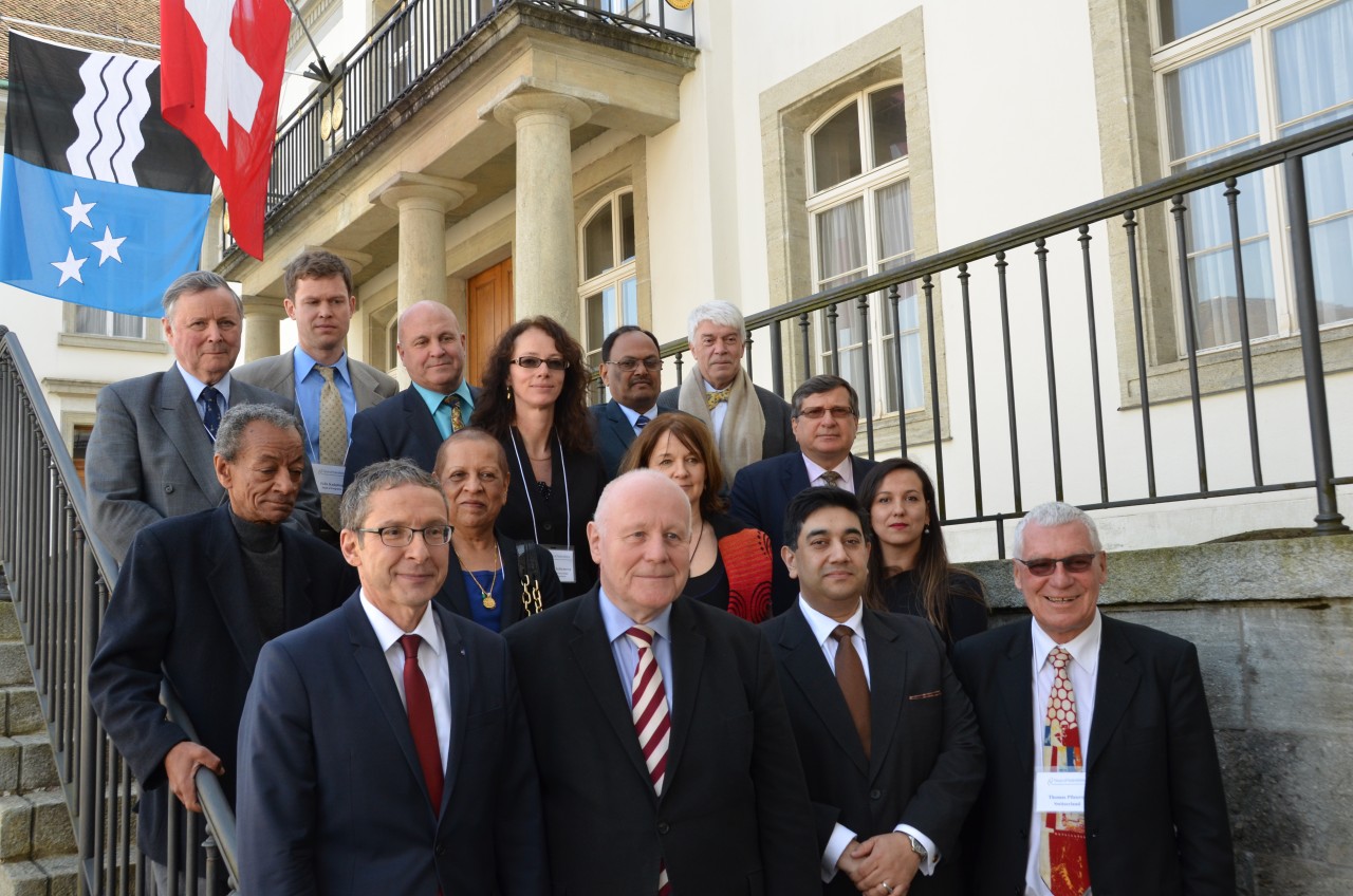 Landammann Urs Hofmann (erste Reihe links) empfängt das Forum of Federations auf der Treppe des Regierungsgebäudes mit dem Vorstandsvorsitzenden Georg Milbradt (erste Reihe Zweiter von links) und dem Schweizer Vorstandsmitglied Thomas Pfisterer (erste Reihe rechts).