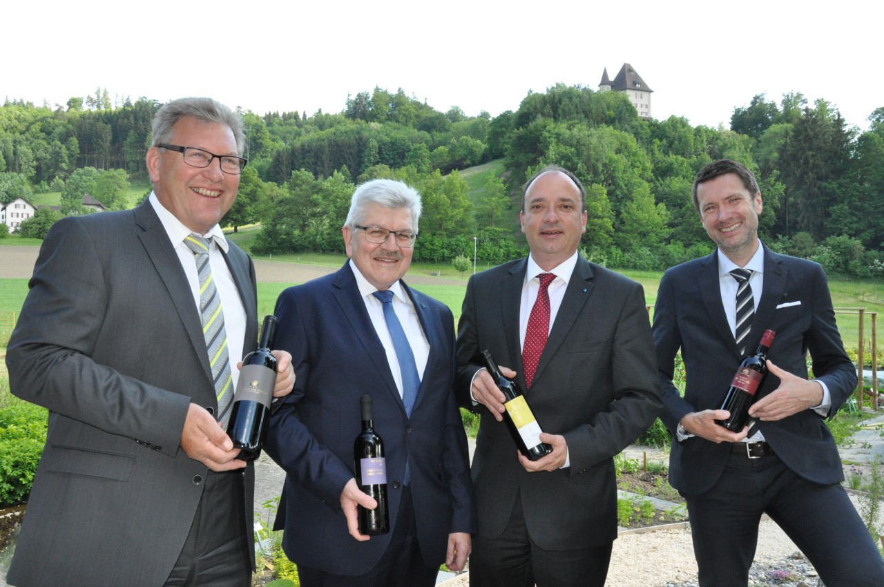 v.l.n.r. Peter Wehrli, Präsident Aargauischer Weinbauverband, Roland Brogli, Regierungsrat, Markus Dieth, Grossratspräsident, Peter Grünenfelder, Staatsschreiber.