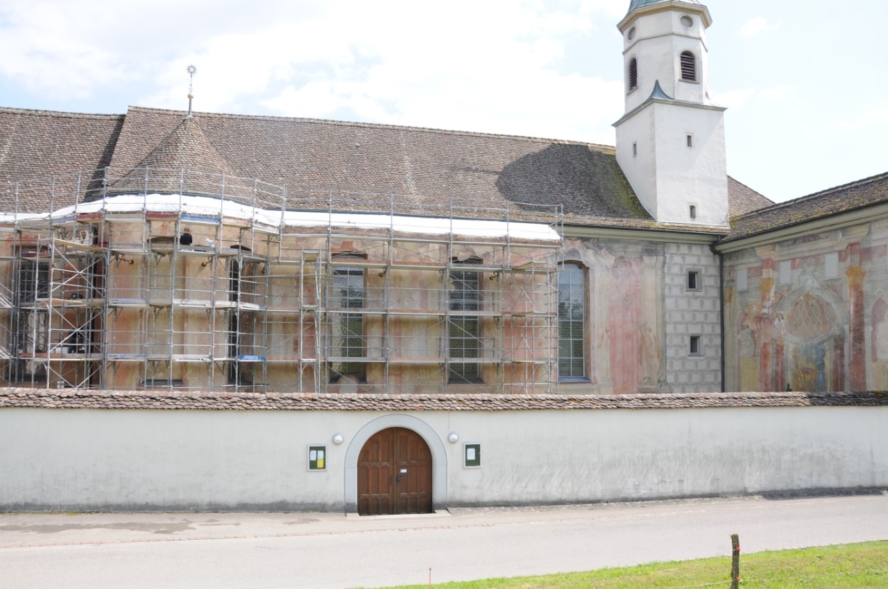 Die eingerüstete Fassade des Kirchhofs mit den Fresken der Brüder Torricelli, © Doris Warger, Restauratorin SKR