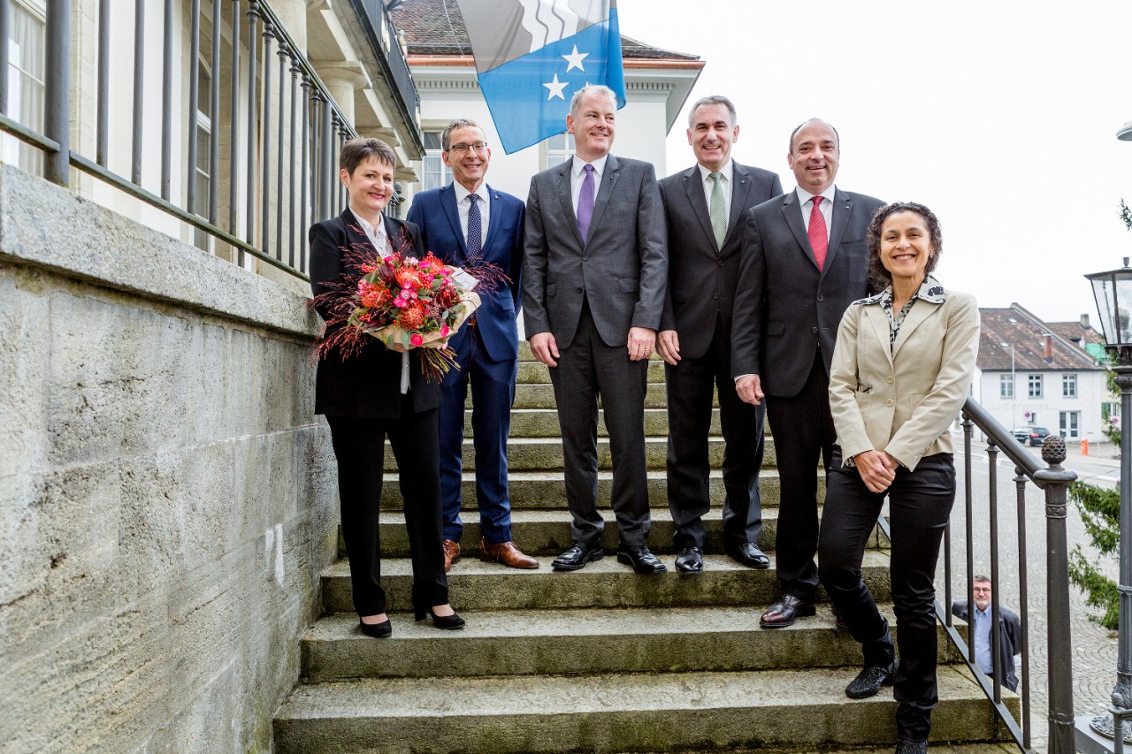 Neuer Regierungsrat auf der Treppe vor dem Regierungsgebäude