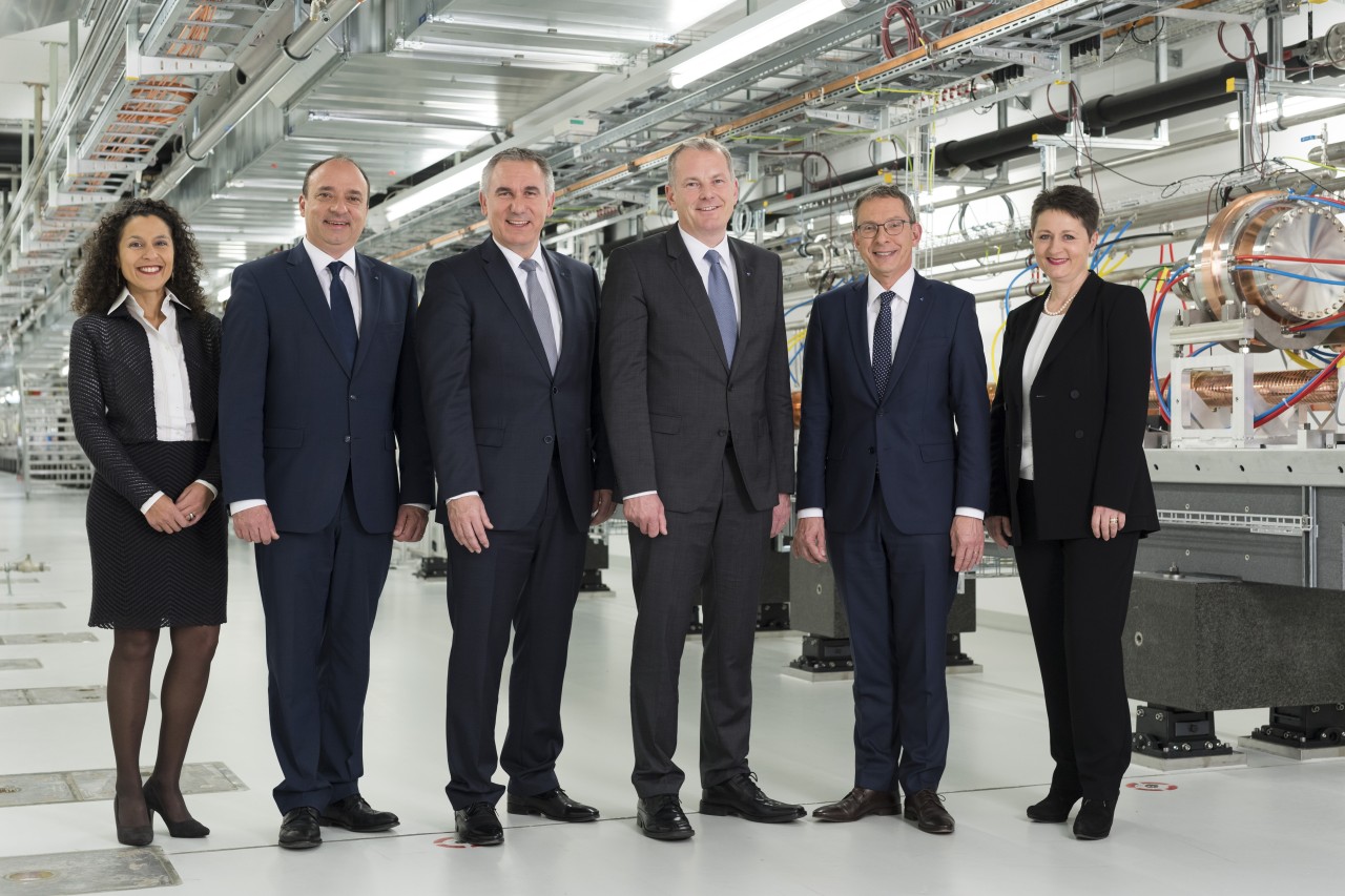 v.l.n.r. Staatsschreiberin Vincenza Trivigno, Regierungsrat Dr. Markus Dieth, Landstatthalter Alex Hürzeler, Landammann Stephan Attiger, Regierungsrats Dr. Urs Hofmann und Regierungsrätin Franziska Roth.