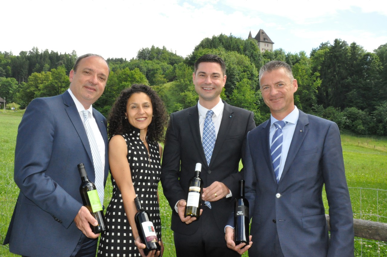 v.l.n.r. Markus Dieth, Regierungsrat; Vincenza Trivigno, Staatsschreiberin; Benjamin Giezendanner, Grossratspräsident; Roland Michel, Präsident Branchenverband Aargauer Wein