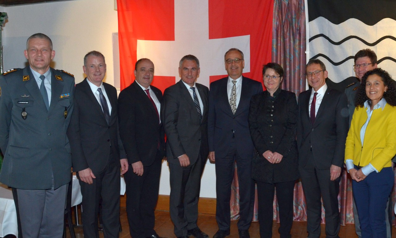 Der Aargauer Regierungsrat in corpore (Landammann Alex Hürzeler, Landstatthalter Urs Hofmann, Regierungsräte Stephan Attiger und Markus Dieth, Regierungsrätin Franziska Roth, Staatsschreiberin Vincenza Trivigno) mit Bundesrat Guy Parmelin und den Korpskommandanten Daniel Baumgartner und Aldo Schellenberg.