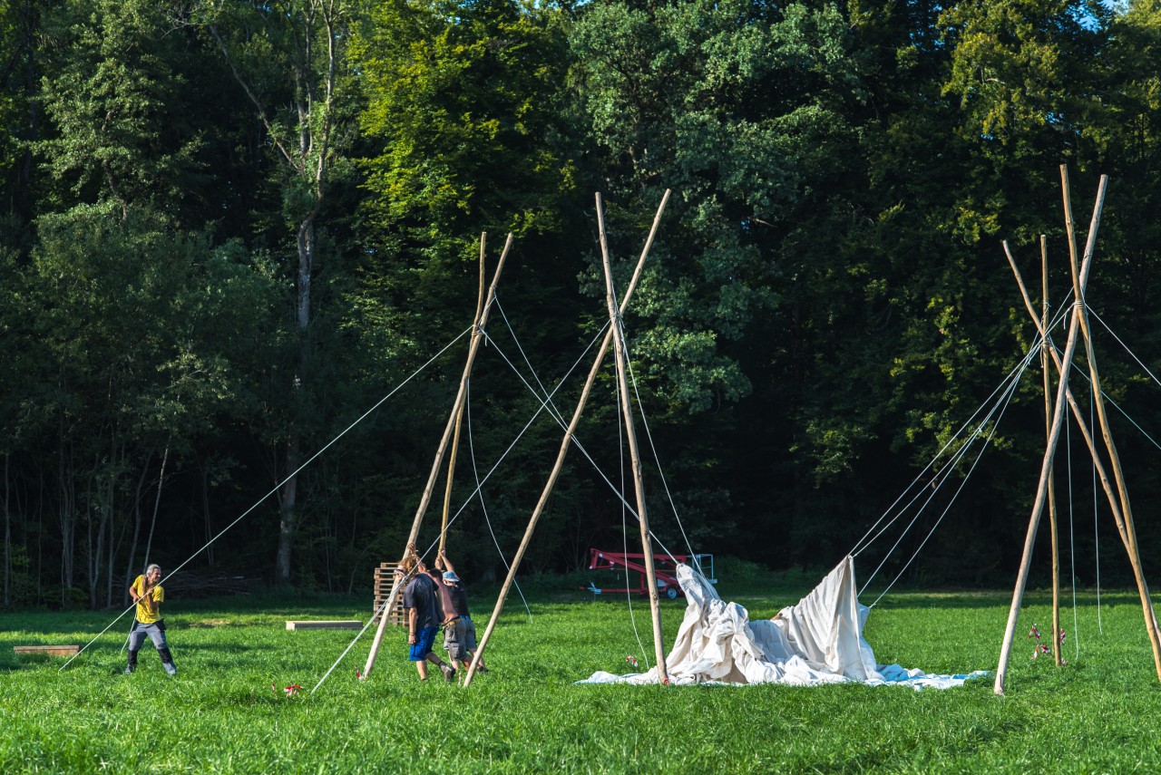 freiwillige Helfer beim Aufbau vom Openair Zamba Loca
