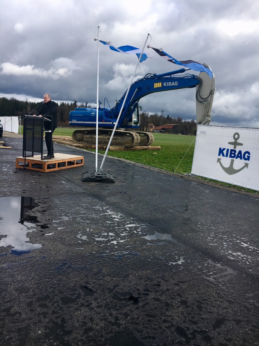 Regierunsrat Stephan Attiger am Rednerpult.