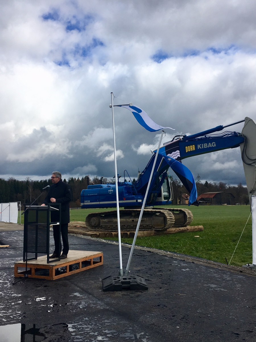 Stadtammann Daniel Mosimann am Rednerpult.