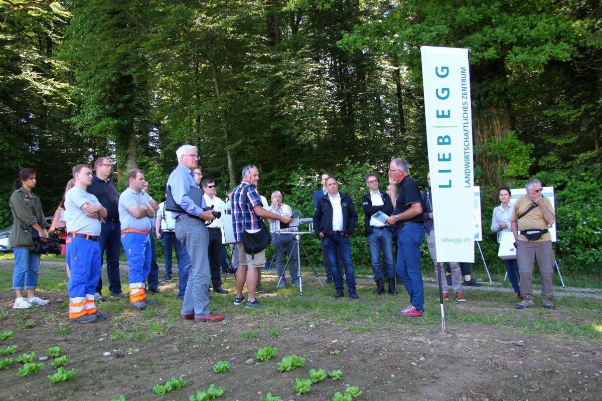Gruppe von Menschen bei der Medienorientierung