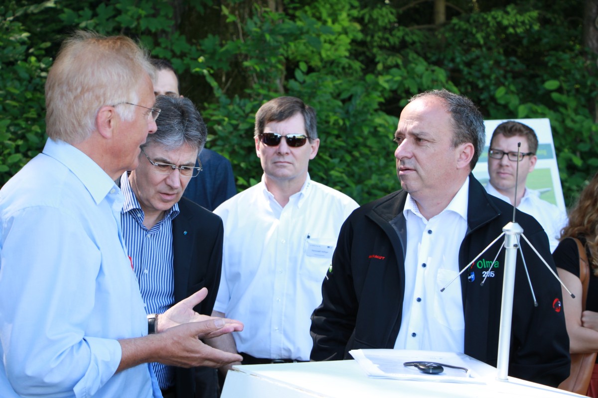 Markus Dieth lässt sich den Elektrosegler erklären