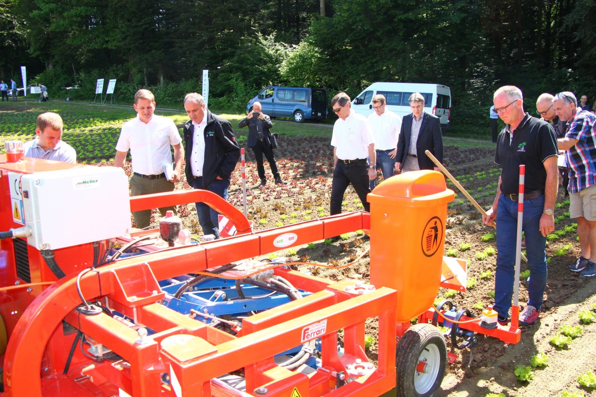 Markus Dieth und weitere Interessierte bei Hackroboter