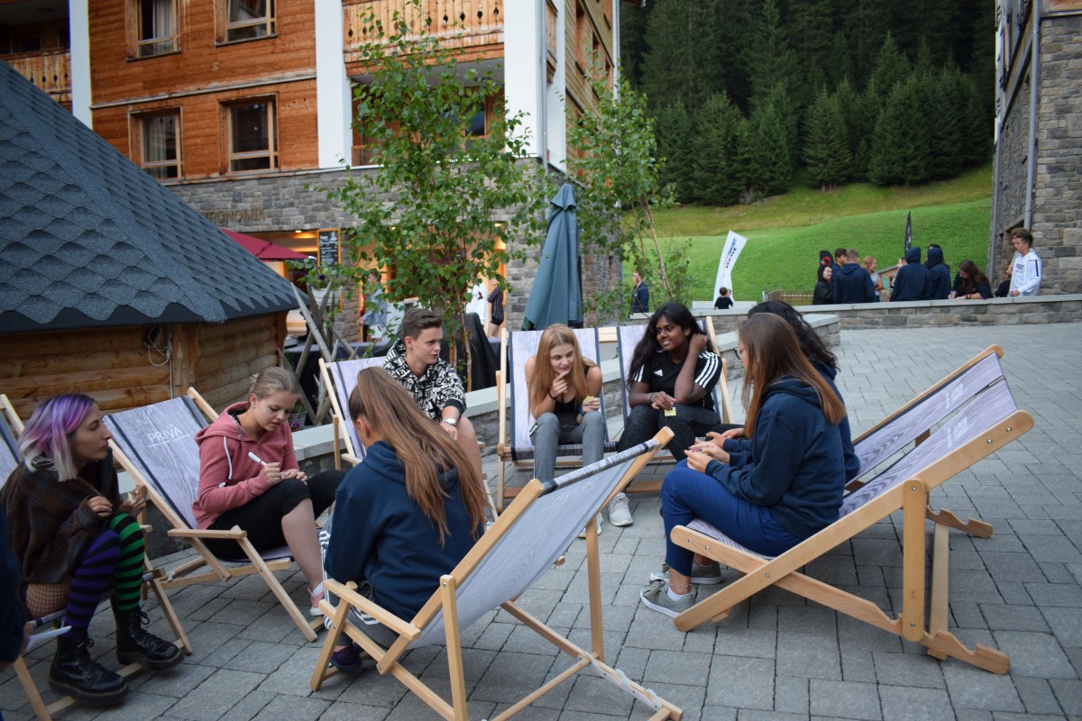 Junge Menschen sitzen beieinander