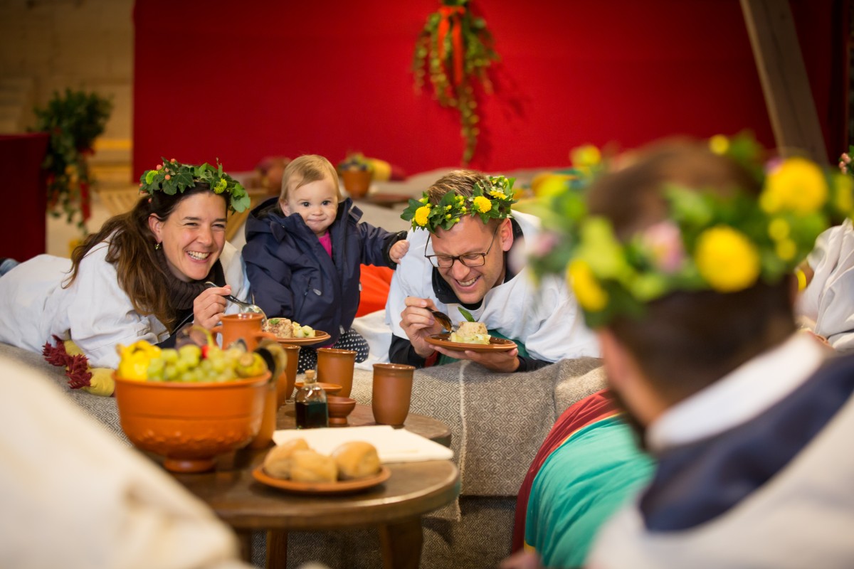 Menschen in römischen Gewändern beim Essen