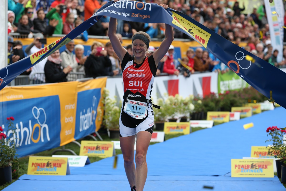 Petra Eggenschwiler läuft ins Ziel und holt sich die Goldmedaille