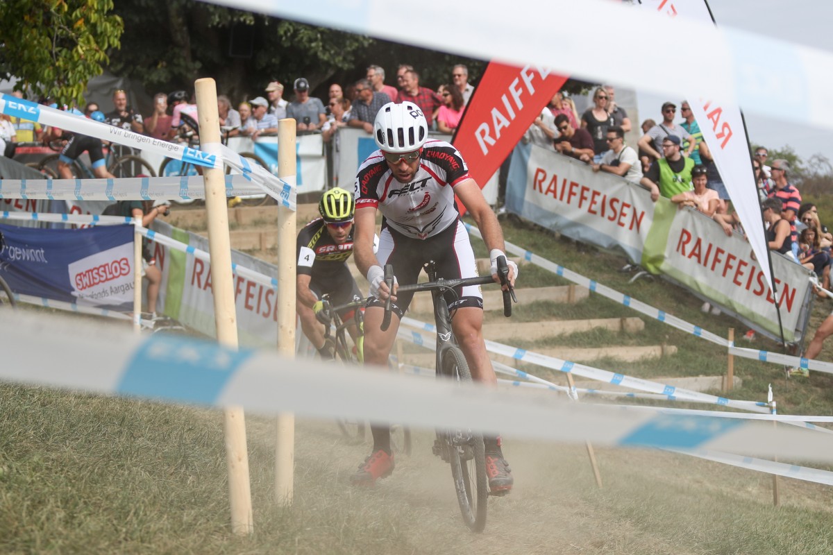 zwei Radfahrer während der EKZ Cross Tour in Baden