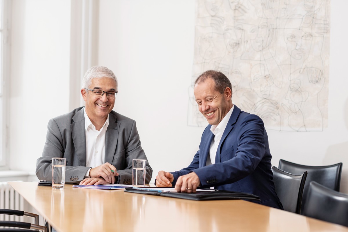 Thomas Buchmann und Peter Eberhard sitzen zusammen