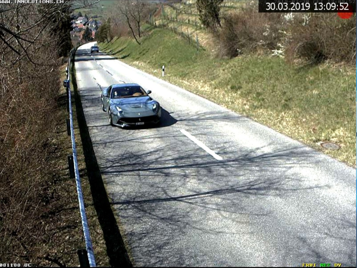 Sportwagen auf Landstrasse