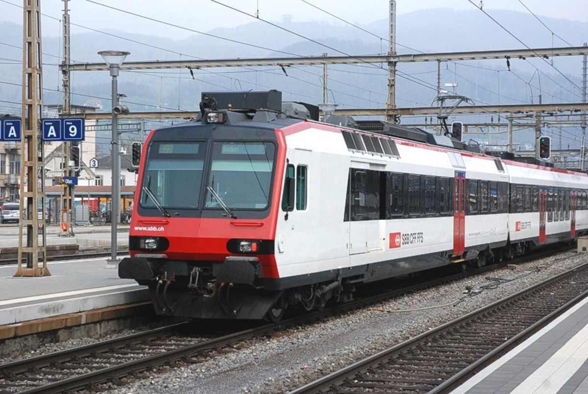 Zug S23, die in Olten am Bahnhof steht