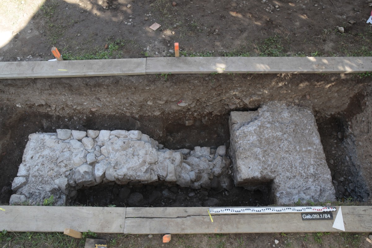 Ausgegrabene mit Strebepfeilern versehene Mauer