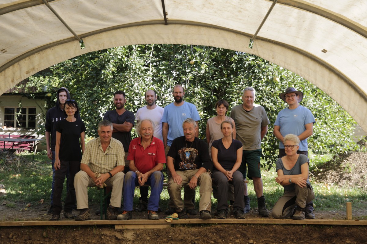 Gruppenfoto der Teilnehmer unter einer Zeltblache am Grabungsort 