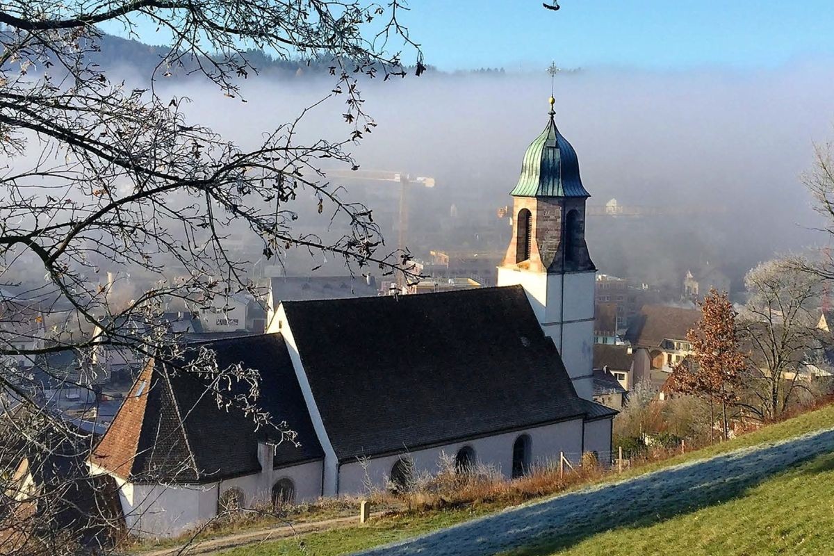 Blick auf die Kirche von einem Hügel aus.