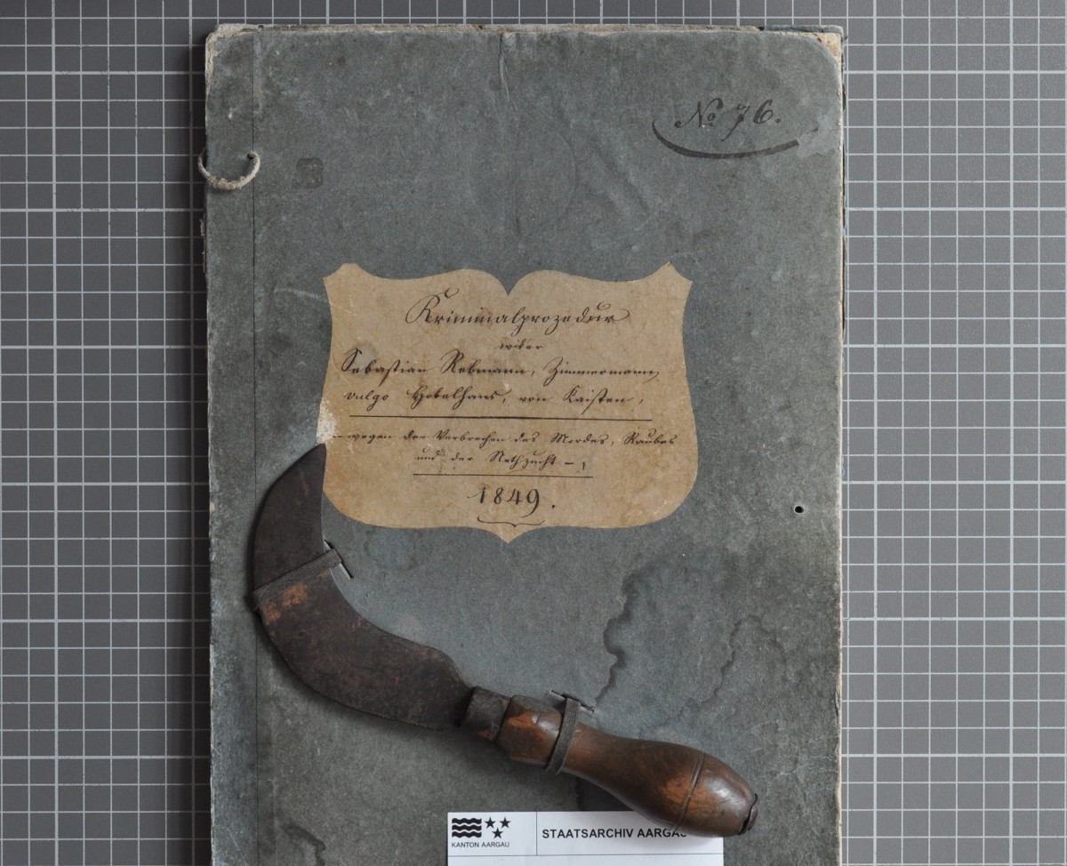 Die Gerichtsakte von 1849 und die originale Richtwaffe, ein gebogenes Messer.
