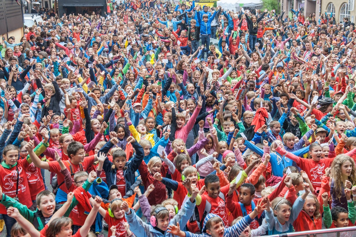 Viele Kinder, die auf der Strasse stehen und jubeln
