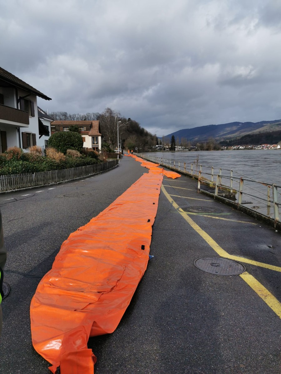 mobile Hochwassersperren beim Aufbau