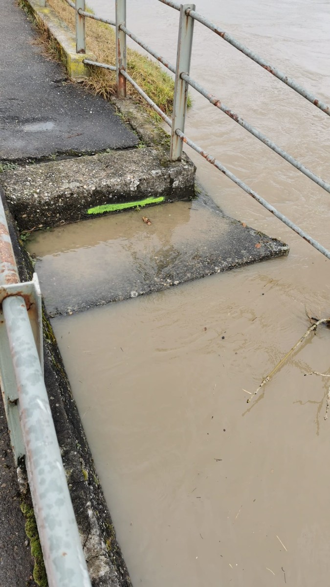 Wasser ist bis zur zweitobersten Treppenstufe beim Fluss angestiegen