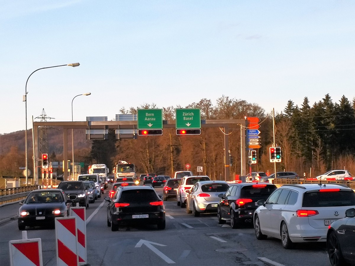 Ein Bild der provisorischen Lichtsignalanlage am Knoten Neuhof 