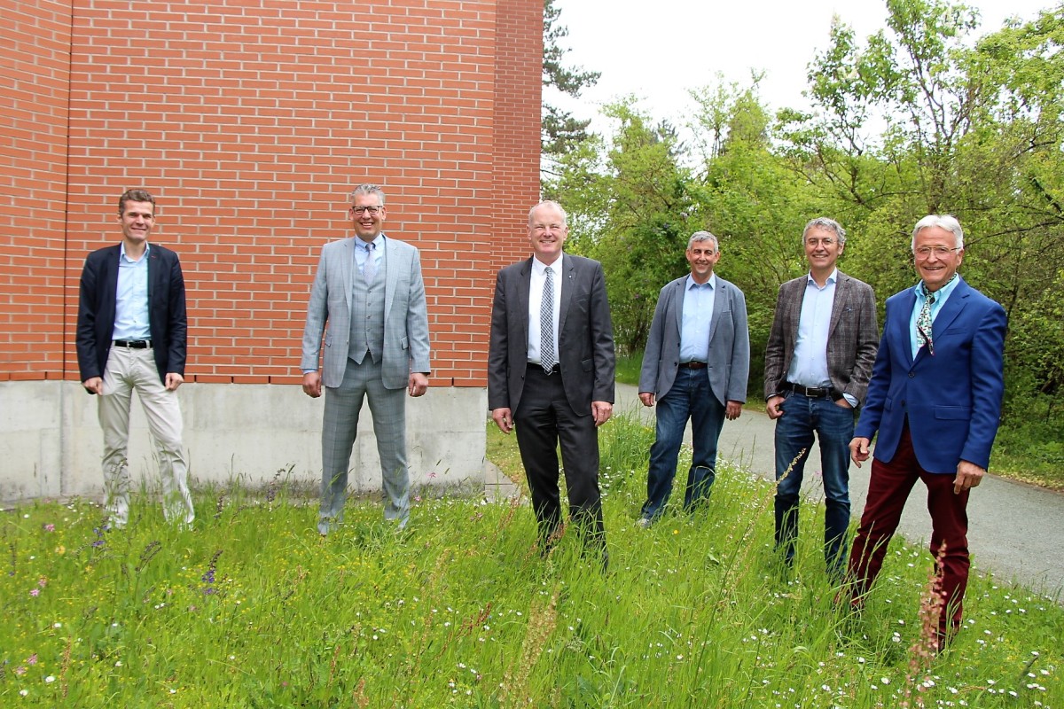 Portrait der Vertreter des BVU und des VKB vor einem Gebäude