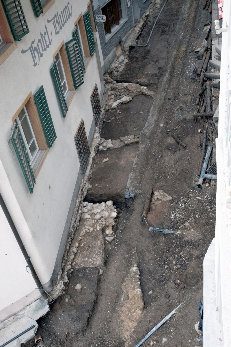 Blick von oben in die Hörnligasse, freigelegte Strassenarbeiten.
