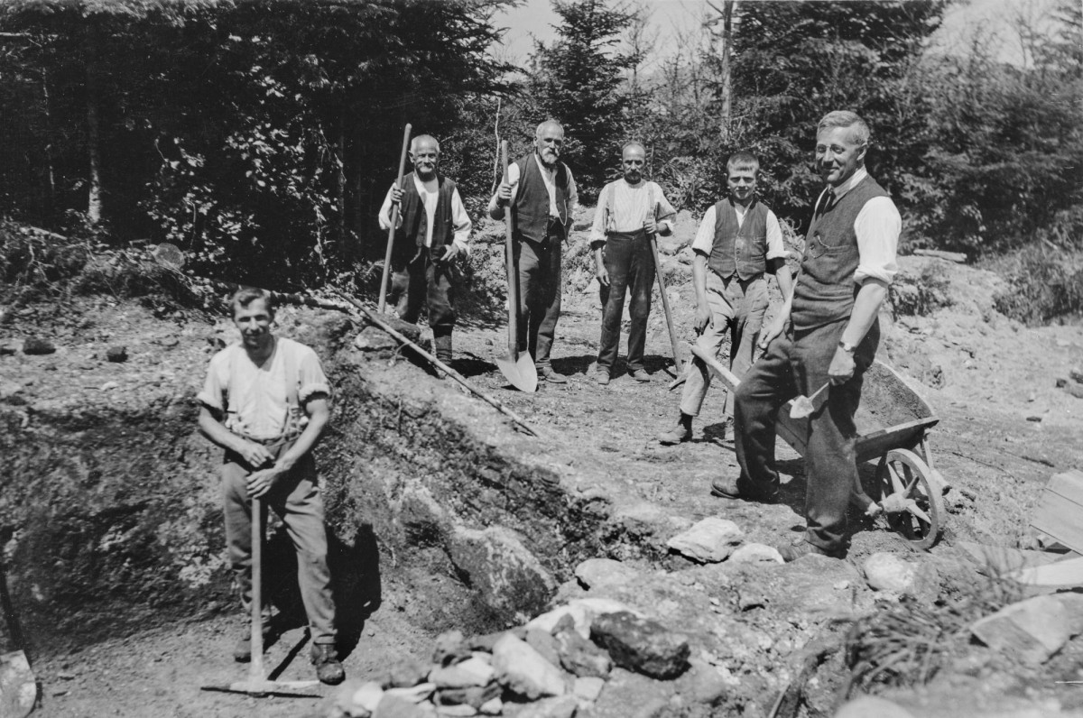 Gruppenbild des Ausgrabungsteams in schwarz-weiss