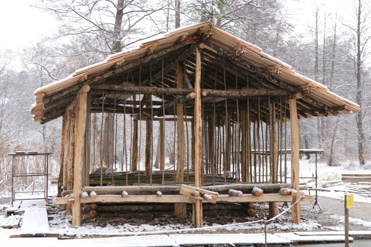 Das Pfahlhaus in frontaler Ansicht. Die Wände fehlen noch.