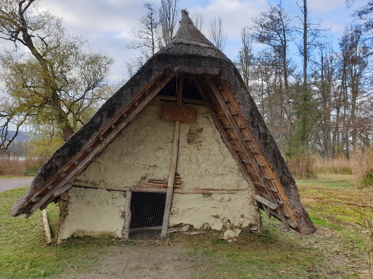 Der Vorgängerbau der Pfahlbauhauses ist in den Boden eingesunken.